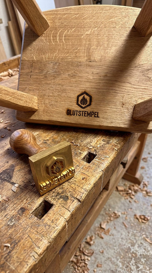 Gebrannter Hocker in der Werkstatt